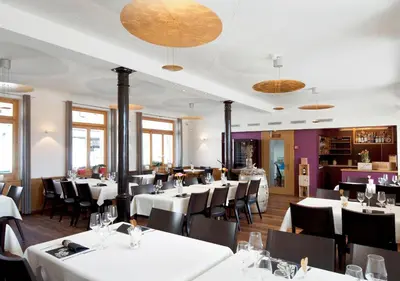 Ein Restaurant oder anderes Speiselokal in der Unterkunft Blasers Hotel Restaurant Chocolat