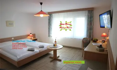 Ein Bett oder Betten in einem Zimmer der Unterkunft Hotel Paradis-Leukerbad-Therme