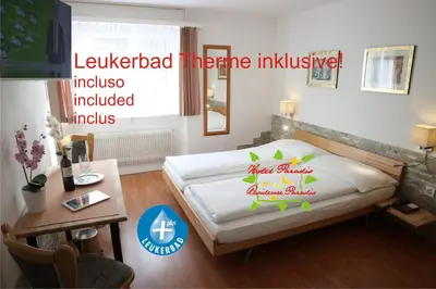 Ein Bett oder Betten in einem Zimmer der Unterkunft Hotel Paradis-Leukerbad-Therme