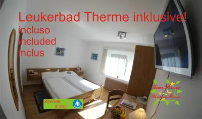 Ein Bett oder Betten in einem Zimmer der Unterkunft Hotel Paradis-Leukerbad-Therme