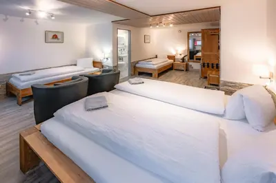 Ein Bett oder Betten in einem Zimmer der Unterkunft Hotel Paradis-Leukerbad-Therme