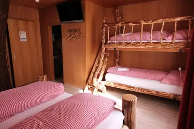 Ein Bett oder Betten in einem Zimmer der Unterkunft Hotel Tourist