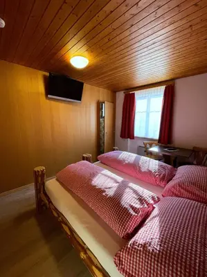 Ein Bett oder Betten in einem Zimmer der Unterkunft Hotel Tourist
