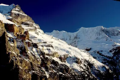 Ein allgemeiner Bergblick oder ein Berglick von des Hotels aus