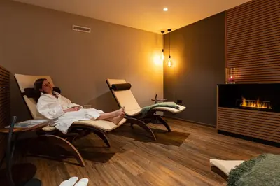 Ein Sitzbereich in der Unterkunft Hotel Caprice - Grindelwald