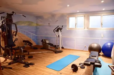 Das Fitnesscenter und/oder die Fitnesseinrichtungen in der Unterkunft Modern Apartment 모던 펜션