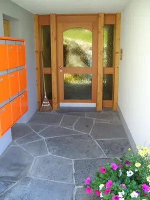Eine Fassade oder ein Eingang zu Lorli