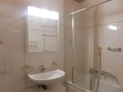 Ein Badezimmer in der Unterkunft Apartment Les Vignettes 42 by Interhome