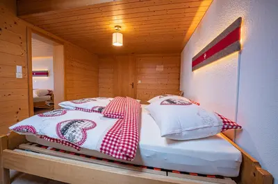 Ein Bett oder Betten in einem Zimmer der Unterkunft Chalet Rösi - Ferienwohnung mit Hot Pot & Bergsicht