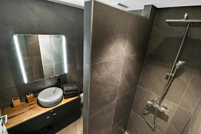 Ein Badezimmer in der Unterkunft Studio rénové et élégant en plein centre