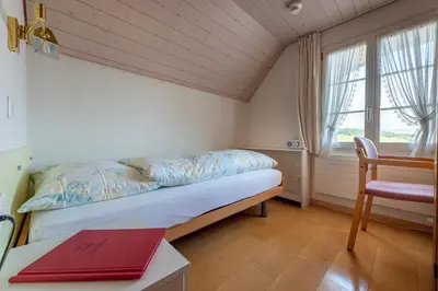 Ein Bett oder Betten in einem Zimmer der Unterkunft Hotel Sunnehüsi