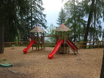 Ein Kinderspielbereich in der Unterkunft The white fox's family home - Veysonnaz