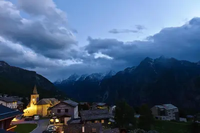 Ein allgemeiner Bergblick oder ein Berglick von der Ferienwohnung aus