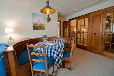 Ein Sitzbereich in der Unterkunft Haus Viktoria A, Apartment Blauherd