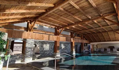 Der Swimmingpool an oder in der Nähe von Etrier