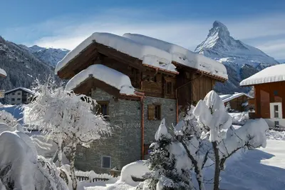 Ein allgemeiner Bergblick oder ein Berglick von des Ferienhauses aus
