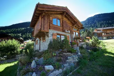 Ein allgemeiner Bergblick oder ein Berglick von des Ferienhauses aus