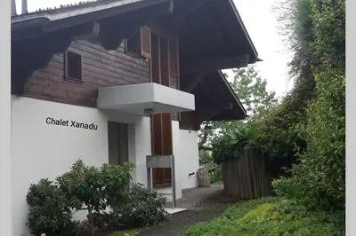 Das Gebäude in dem sich das Ferienhaus befindet