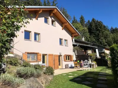 Das Gebäude in dem sich die Ferienwohnung befindet
