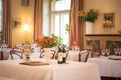 Ein Restaurant oder anderes Speiselokal in der Unterkunft Historic Hotel Falken