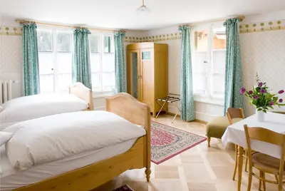 Ein Bett oder Betten in einem Zimmer der Unterkunft Historic Hotel Falken