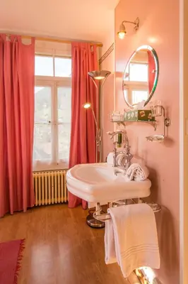 Ein Badezimmer in der Unterkunft Historic Hotel Falken