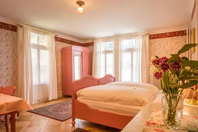 Ein Bett oder Betten in einem Zimmer der Unterkunft Historic Hotel Falken