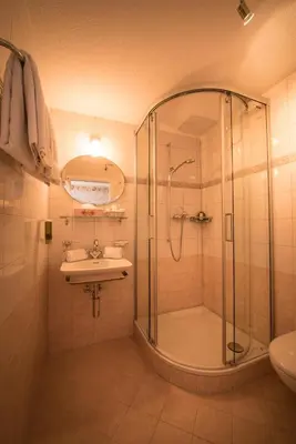 Ein Badezimmer in der Unterkunft Historic Hotel Falken