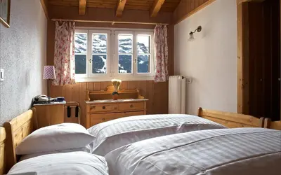 Ein Bett oder Betten in einem Zimmer der Unterkunft Historic Hotel Falken