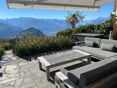 Ein allgemeiner Bergblick oder ein Berglick von des Chalets aus