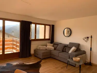 Ein Sitzbereich in der Unterkunft La Jacinthe de Crans