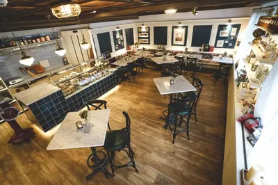 Ein Restaurant oder anderes Speiselokal in der Unterkunft Chalet Antoine serviced Apartments by Mirabeau