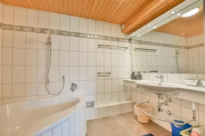 Ein Badezimmer in der Unterkunft Valaisia 134