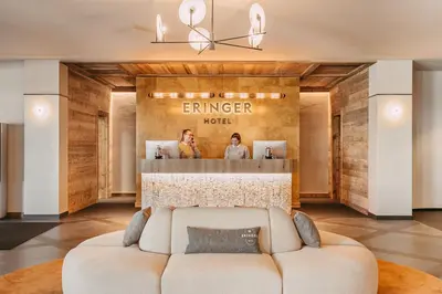 Ein Sitzbereich in der Unterkunft Eringer Hotel