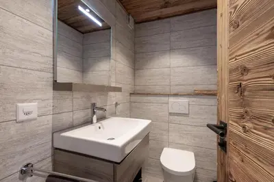 Ein Badezimmer in der Unterkunft Apartment Etrier Recently renovated Crans-Montana