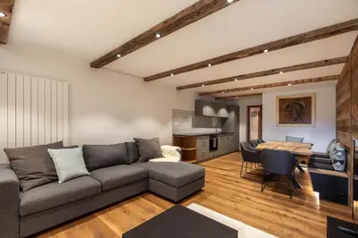 Ein Sitzbereich in der Unterkunft Apartment Etrier Recently renovated Crans-Montana