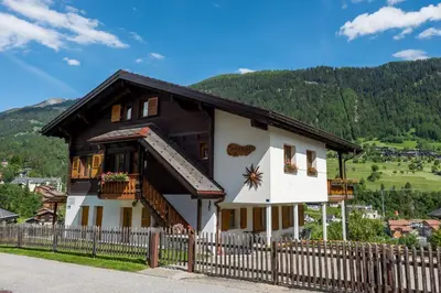 Ein allgemeiner Bergblick oder ein Berglick von der Ferienwohnung aus
