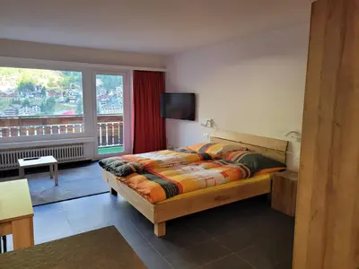 Ein Bett oder Betten in einem Zimmer der Unterkunft Studio in Zermatt mit toller Aussicht aufs Dorf