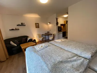 Ein Bett oder Betten in einem Zimmer der Unterkunft Haus Alpalin - adjacent studios 'Mischabel', cosy, central