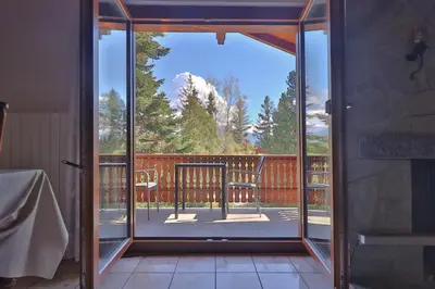 Ein allgemeiner Bergblick oder ein Berglick von der Ferienwohnung aus