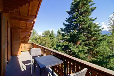 Ein Balkon oder eine Terrasse in der Unterkunft 5min. from the ski slopes Crans-Montana, 2 bedrooms, covered parking