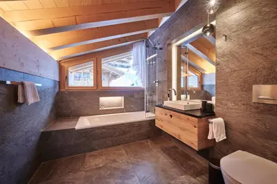 Ein Badezimmer in der Unterkunft Attico Grindelwald