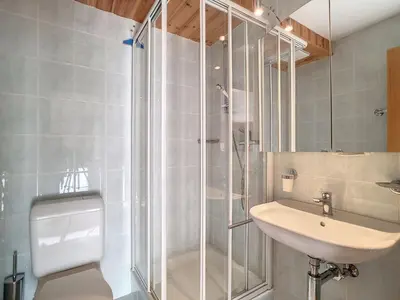 Ein Badezimmer in der Unterkunft Apartment Les Cretes II by Interhome