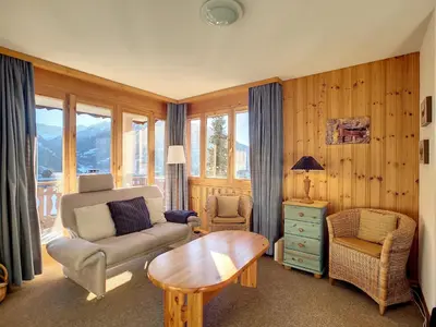 Ein Sitzbereich in der Unterkunft Apartment Les Cretes II by Interhome