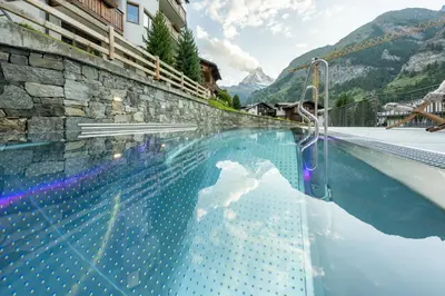 Der Swimmingpool an oder in der Nähe von Luxury Residence Colosseo Zermatt
