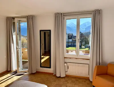 Ein Bett oder Betten in einem Zimmer der Unterkunft Uptown Apartments Interlaken free Parking