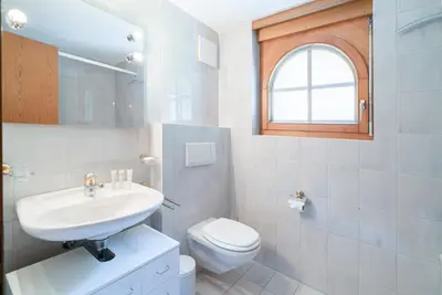 Ein Badezimmer in der Unterkunft Haus Bärgbach by Zermatt Premium Apartments