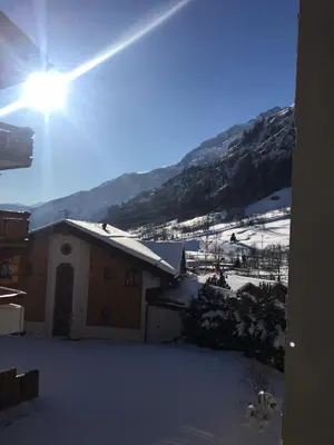 Ein allgemeiner Bergblick oder ein Berglick von der Pension aus