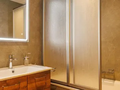 Ein Badezimmer in der Unterkunft Apartment Praplan 21-22 by Interhome