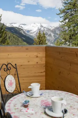 Ein allgemeiner Bergblick oder ein Berglick von des Hotels aus